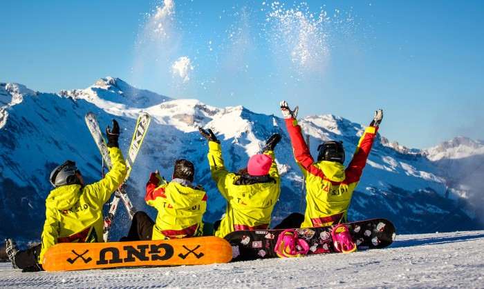 grupa narciarzy na wyjeździe narciarskim w Alpach