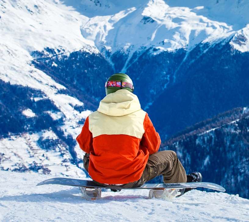 narciarz na alpejskim szczycie