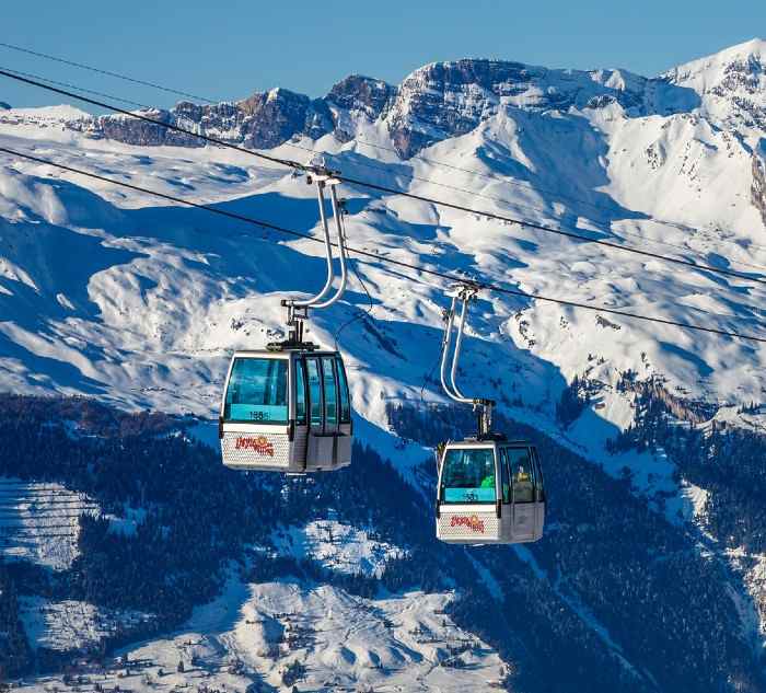 wyciąg na stoku narciarskim w Alpach