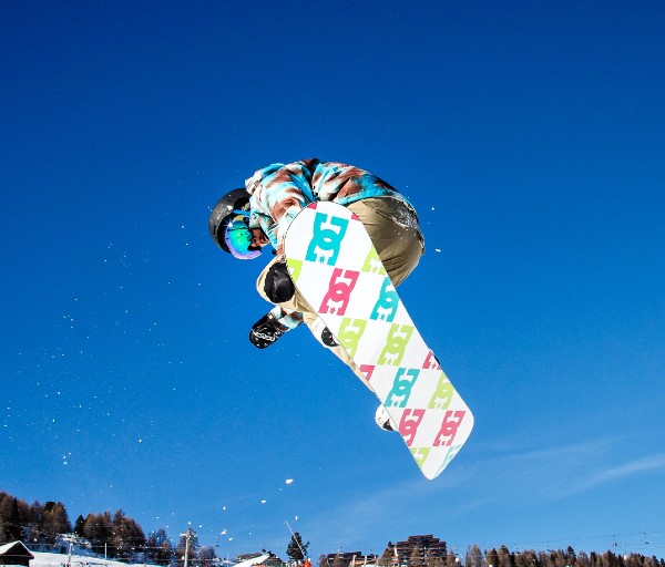 snowboardzista na desce w Alpach