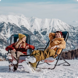 grupa narciarzy na wyjeździe narciarskim w Alpach