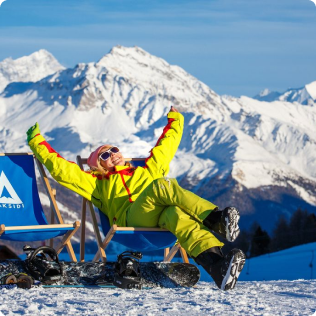 snowboardzista na desce w Alpach