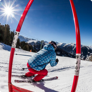 snowboardzista na desce w Alpach