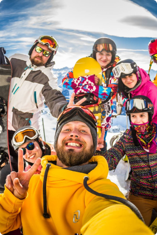 Pozowane zdjęcia grupy znajomych na stoku narciarskim